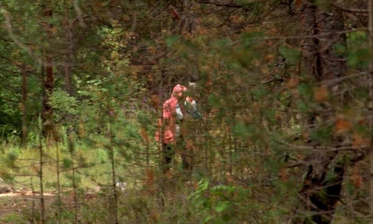 Молодая горячая девушка без одежды заблудилась в лесу
