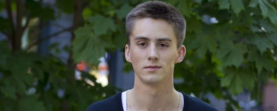 Юрий считает, что главное украшение - золотая цепочка на груди