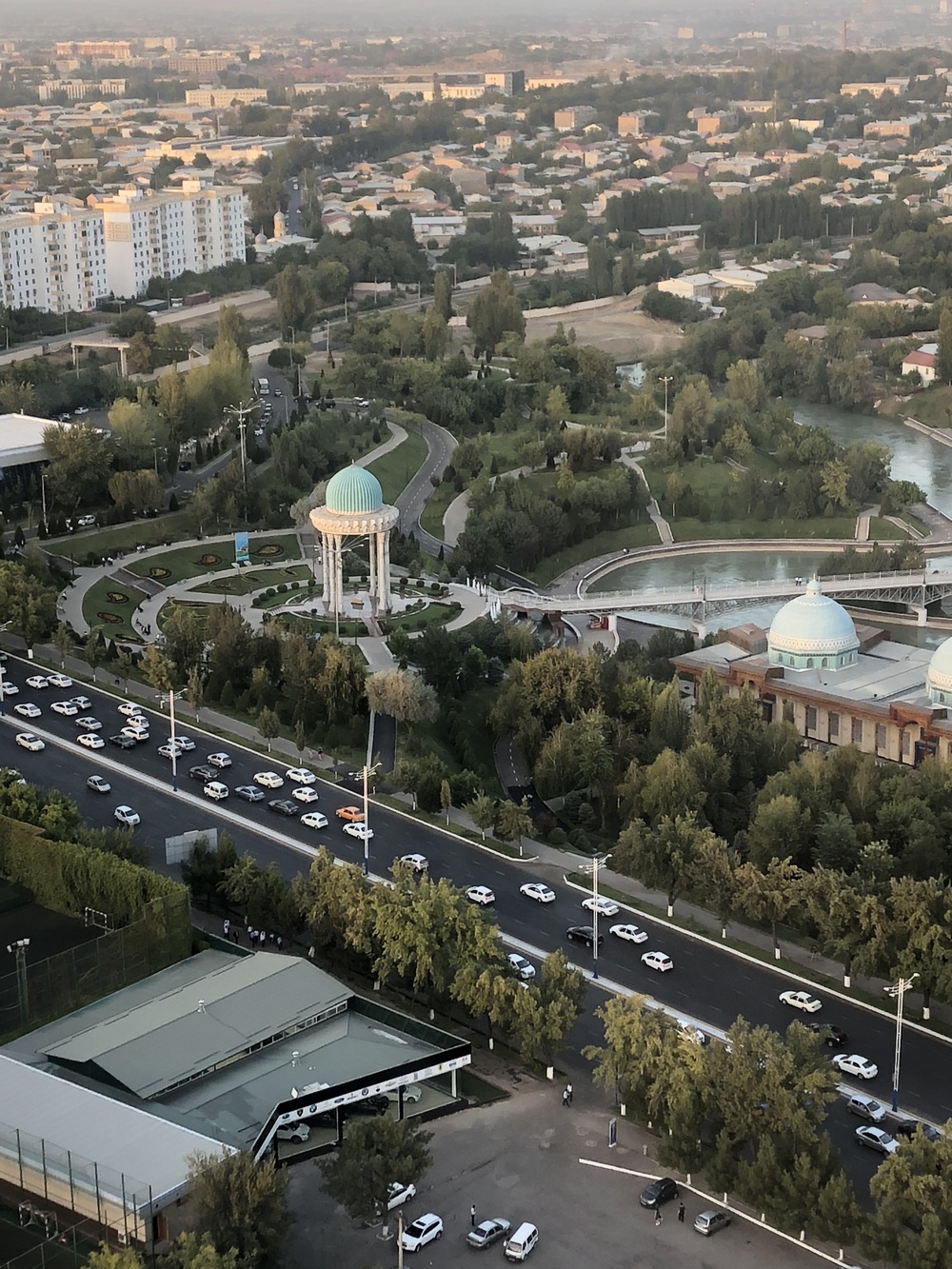 Ташкент в реальном времени. Глобус Чон арык. Узбекистан Градис. Ташкент красивые места. Интересные места в Ташкенте.