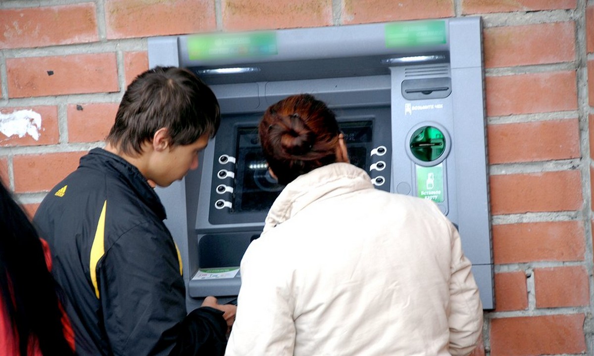 Люди активно используют банкоматы в повседневной жизни. Человек у банкомата. Девушка возле банкомата. Мошенники Банкомат. Мошенничество с банкоматами.