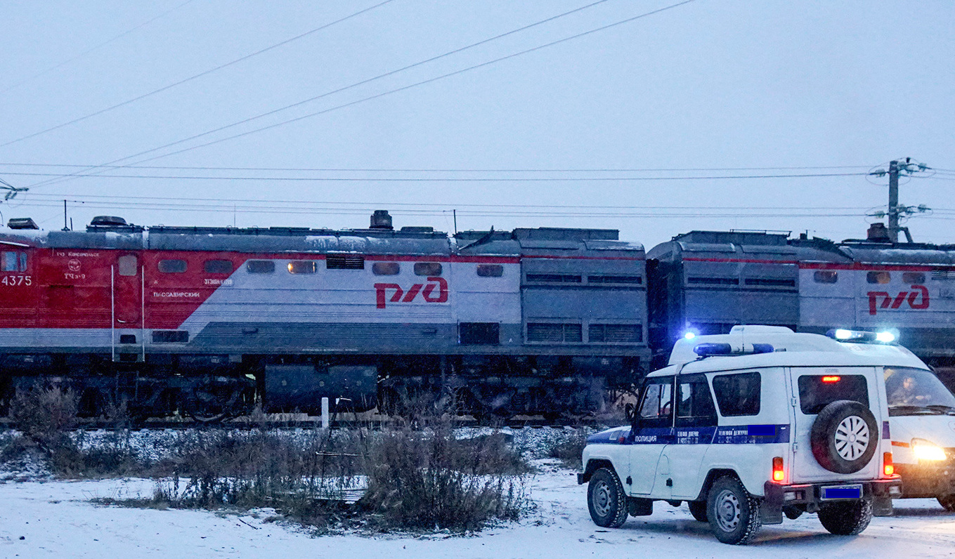 Поезд правды уфа. Поезд скорой медицинской помощи. Скорая около поезда зимой. Скорый Карелия поезд. ТЧЭ-9 Комсомольск-на-Амуре.
