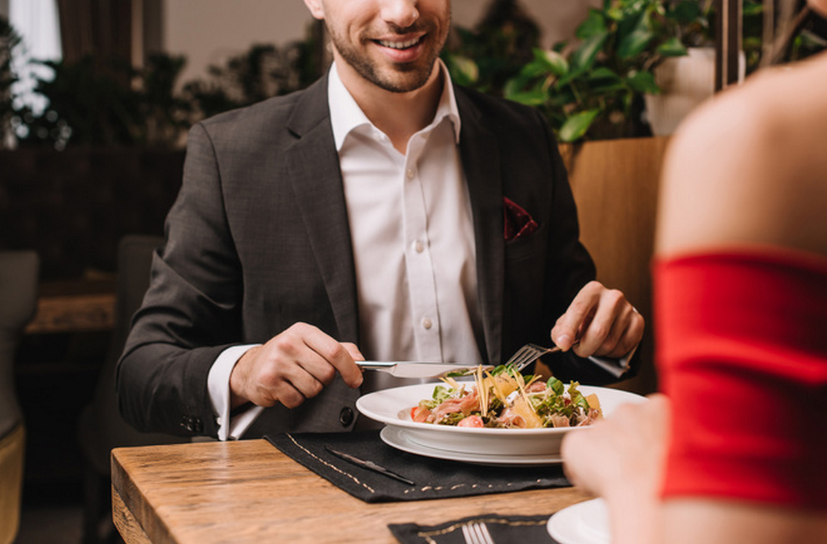 He has dinner. Мошенники в ресторане. Официанты пара ужинает. Девушка ужинает в ресторане. Свидание в ресторане.