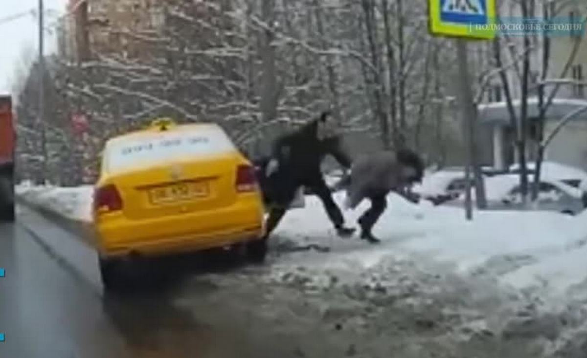 Напал водитель такси. Таксист избивает Вологда апрель 2022. Водитель такси напал на пассажира.