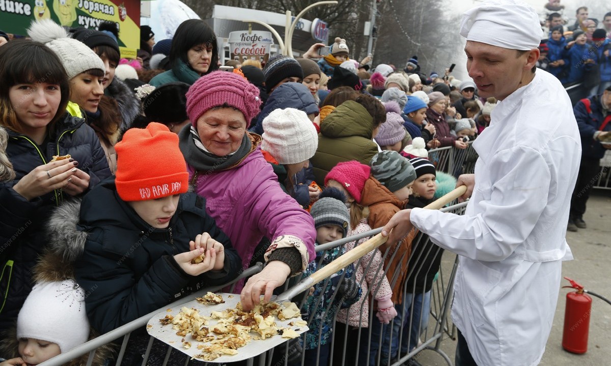 Раздача блинов на Масленицу