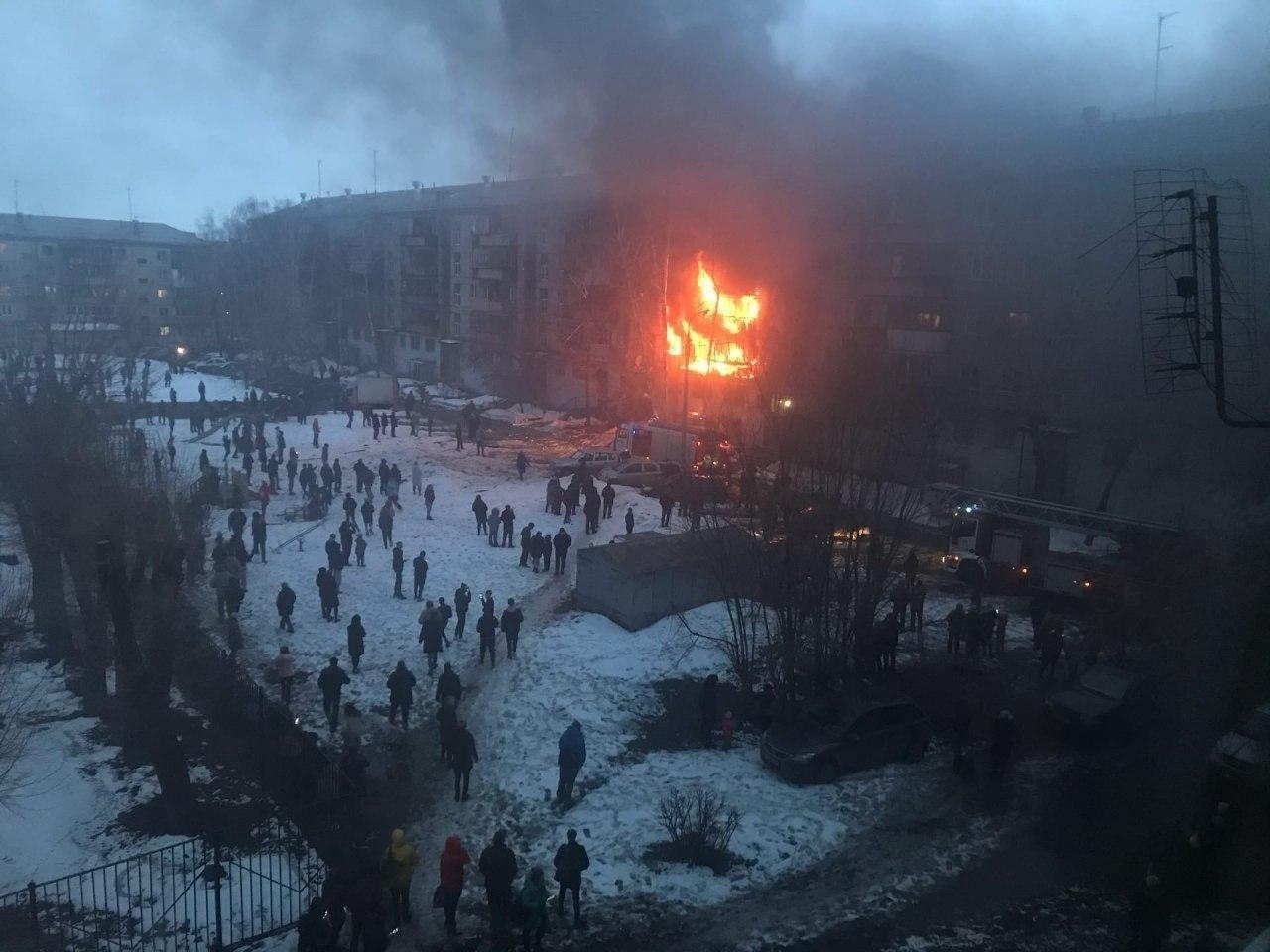 В Магнитогорске «Ларгус» врезался в многоэтажку. Видео