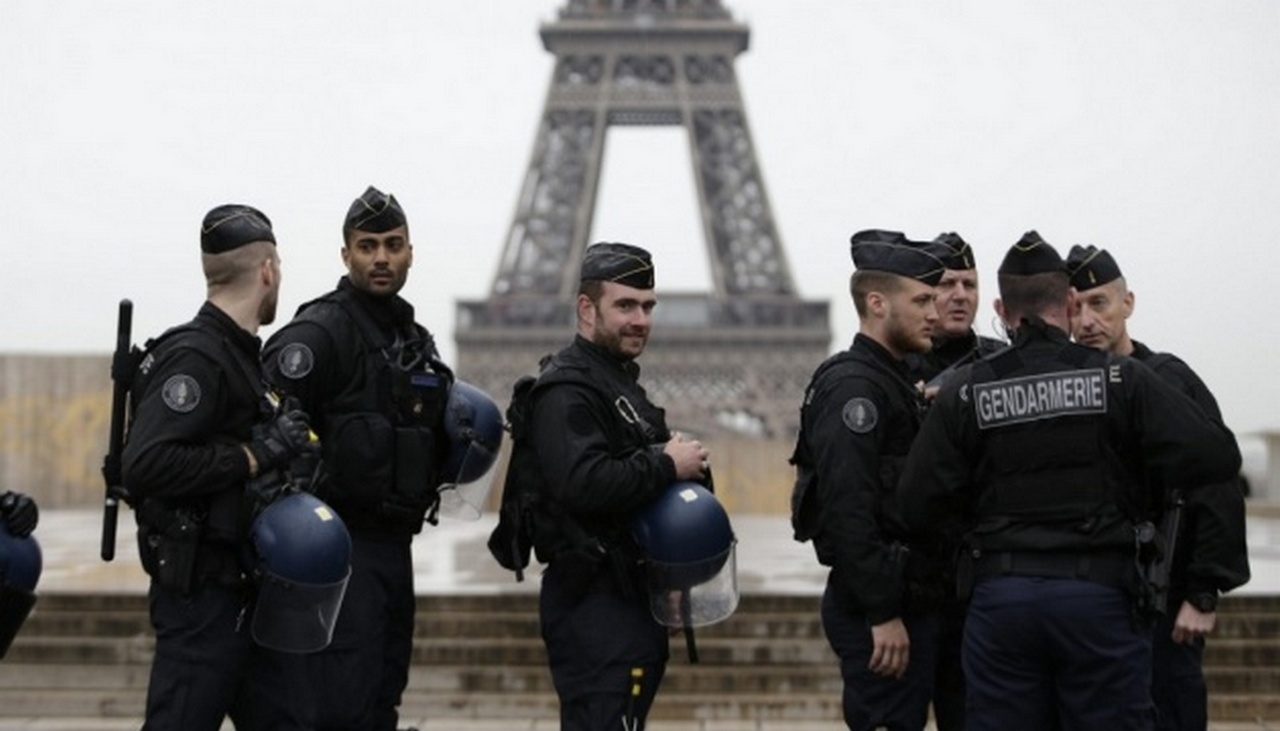 Во франции перепутали. Национальная жандармерия Франции. Национальная полиция Франции. Франция полиция Gendarmerie. Париж Национальная полиция.