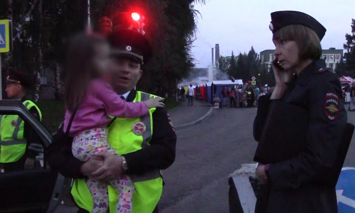 Полиция нашла ребенка. Полиция для детей. Милиционеры помогают девочке. Полицейский для детей. Сотрудник полиции и младенец.
