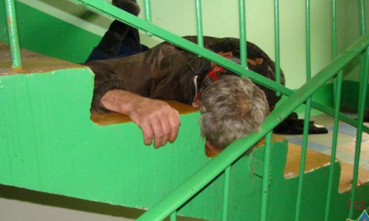 Парни в подъезде. Пьяные мужчины в подъезде.