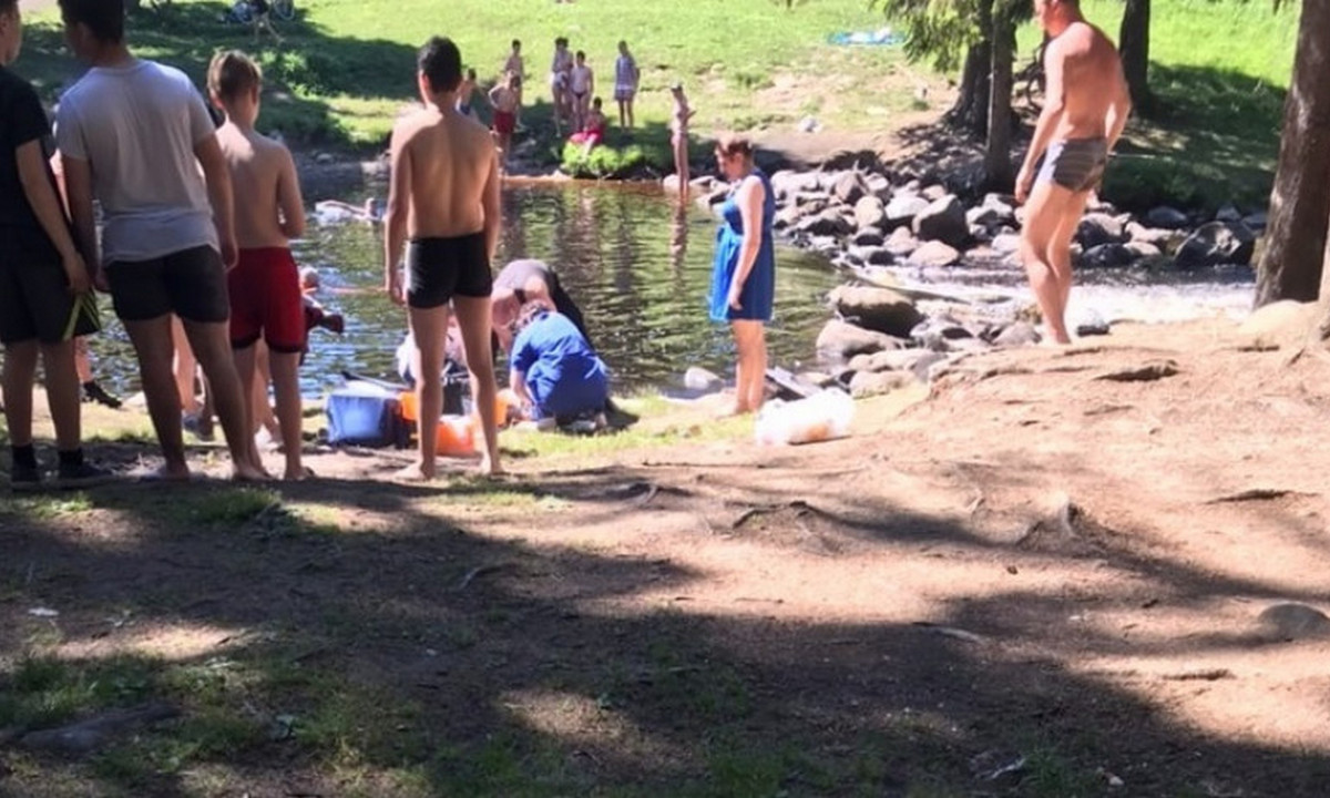 Умершего купаться. Купаемся в Карелии. Дети купаются в реке. Дети купаются в озере.