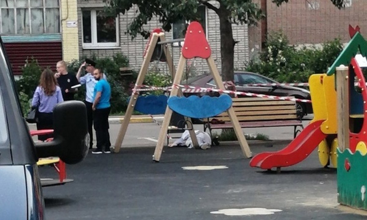 Детские площадки происшествие. Мальчик на детской площадке. Убитая детская площадка. Мамы на детской площадке.