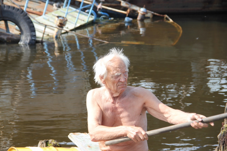 Мужчина который живет на корабле. Водный отшельник. Сортавала человек живущий на корабле фото.