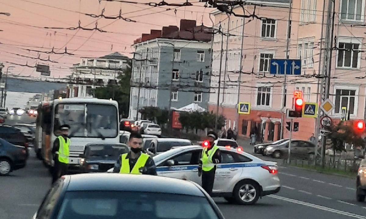 Перекрыли проспект. ДТП В Петрозаводске вчера на проспекте Ленина. Петрозаводск перекрыли. Перекрыта Ленинградская Петрозаводск. В Челябинске для гонок перекрыли проспект Ленина.