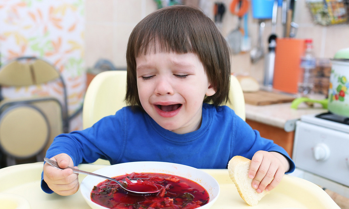 ребенок ест суп и плачет