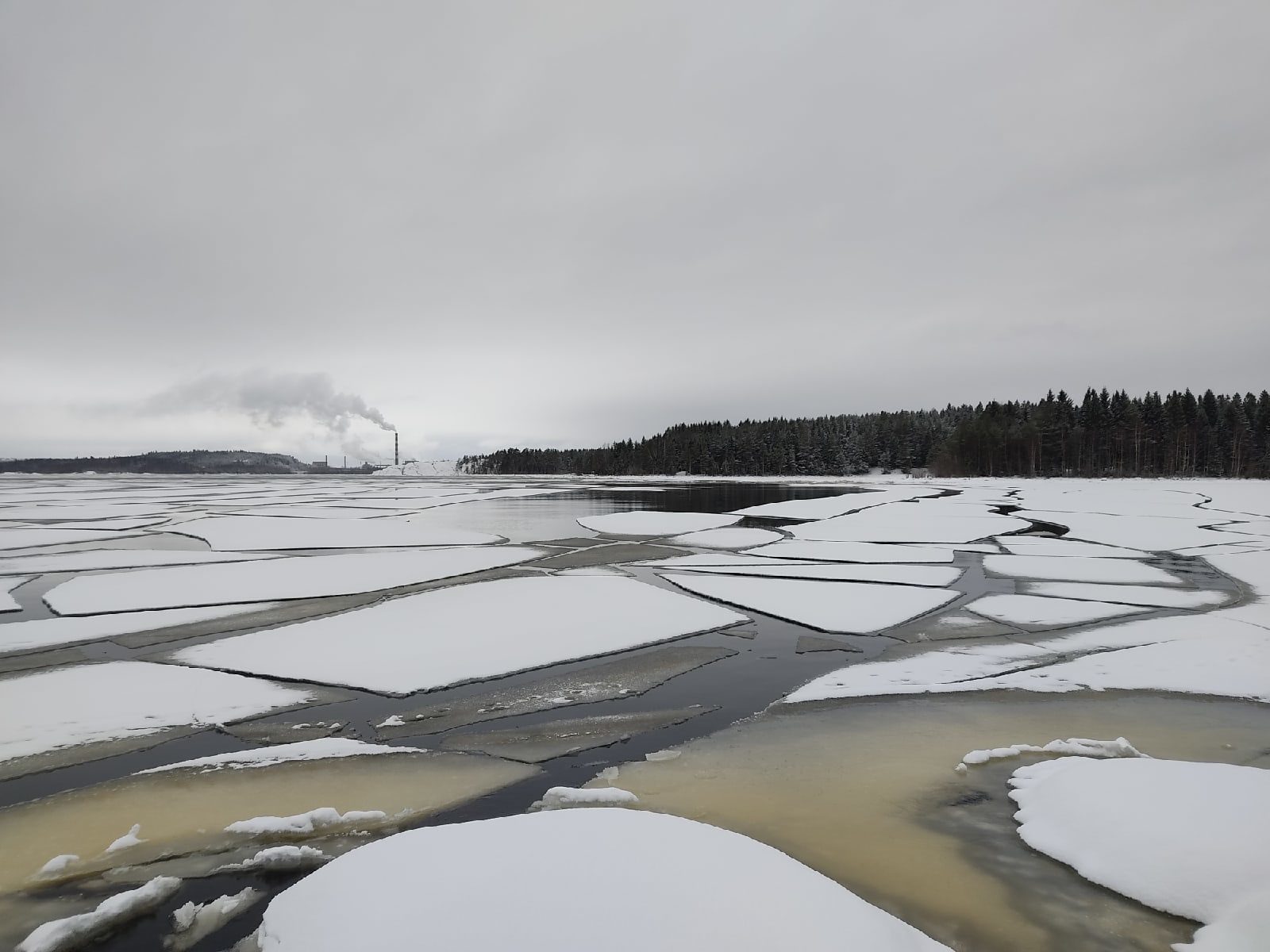 Лед на ладожском озере. Лед на Ладоге. Полынья на льду. Лёд в Карелии. Полынья на озере.