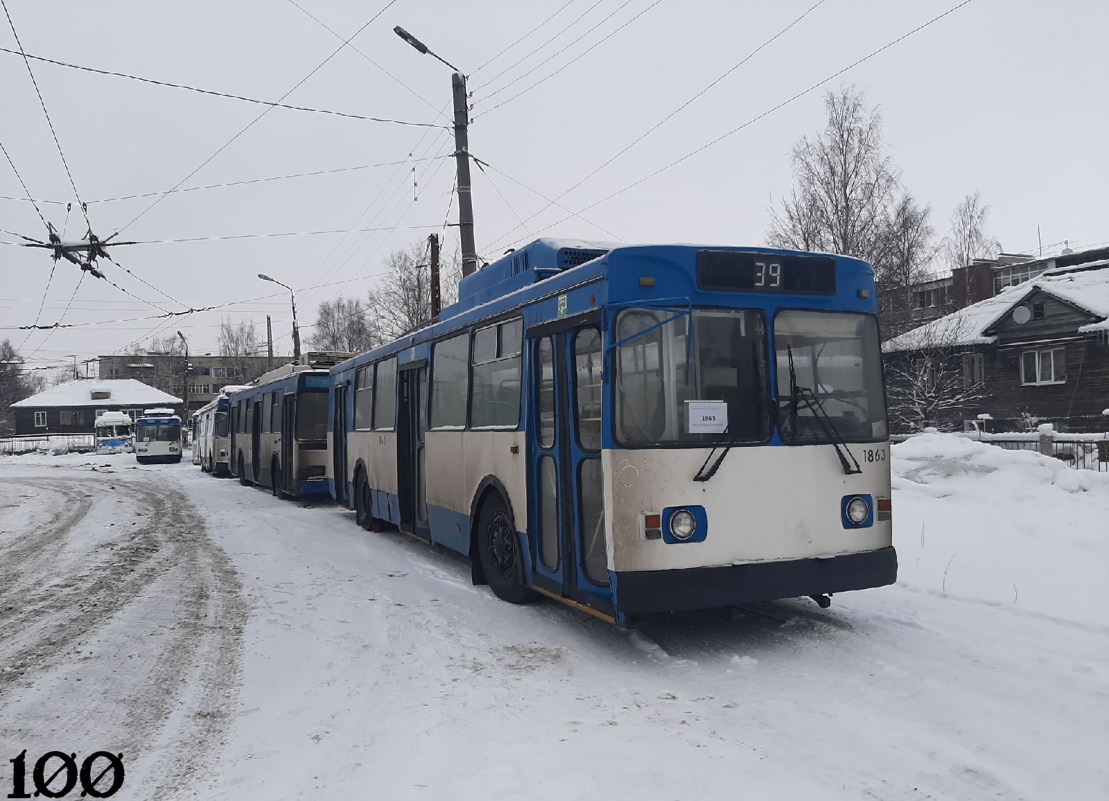 Узнали, почему подаренные троллейбусы в Петрозаводске стоят в снегу