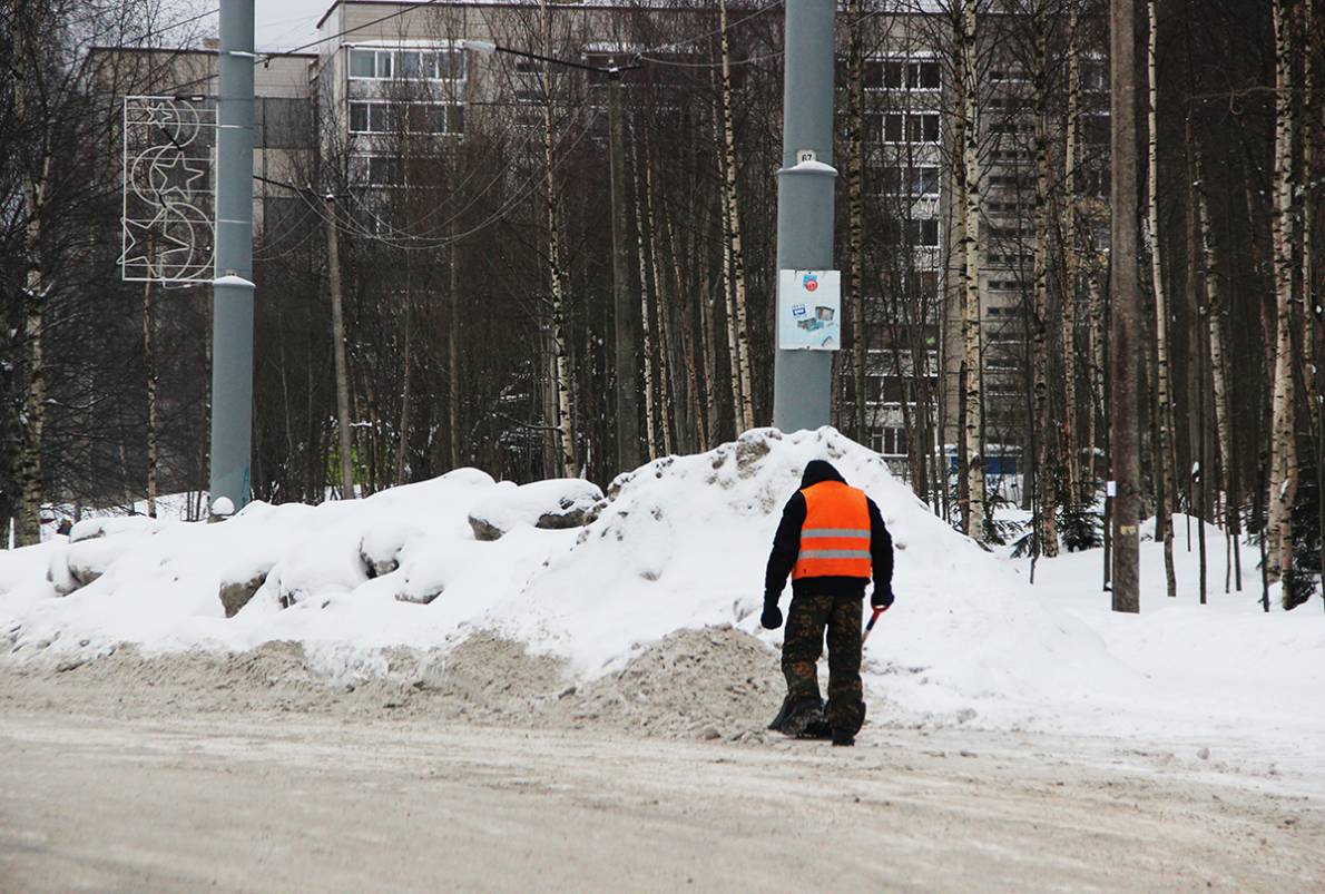 Помощь на дорогах петрозаводск. Снег в Петрозаводске. Снег город необычно. Город Петрозаводск вакансии дворник. Норильск дорогу от снега в городе чистят.