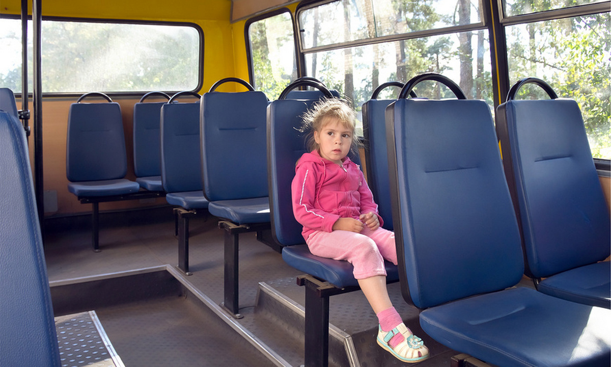 Маленькая девочка в автобусе