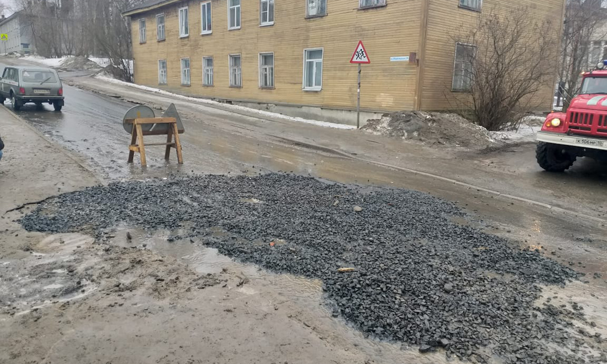 засыпали яму на дороге в Петрозаводске