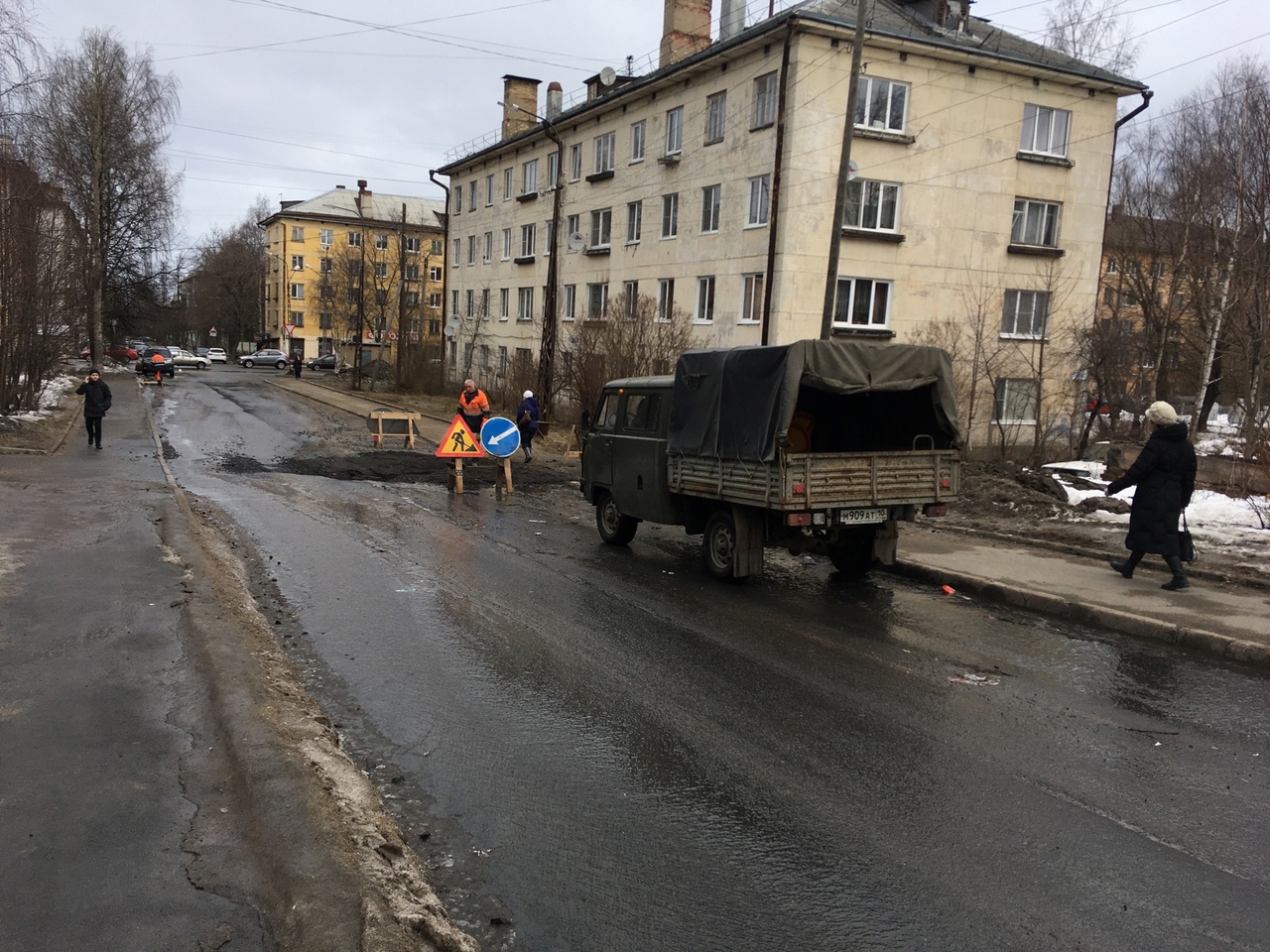 Петрозаводск куда. Яма Петрозаводск. Улица Ленина Петрозаводск ямы. Яма Петрозаводск поле. Улица в размытом виде.