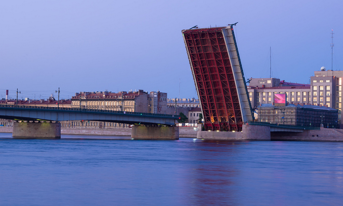 разводка моста в Санкт-Петербурге