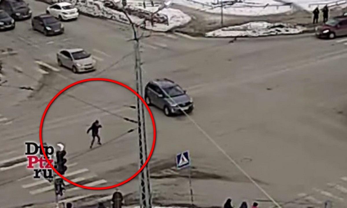 мужчина неадекватно ведет себя на дороге