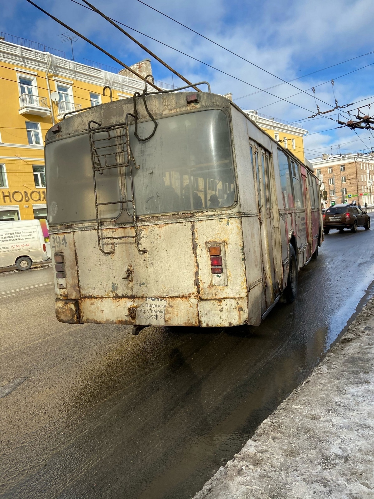 В Петрозаводске ребенка зажало в дверях троллейбуса