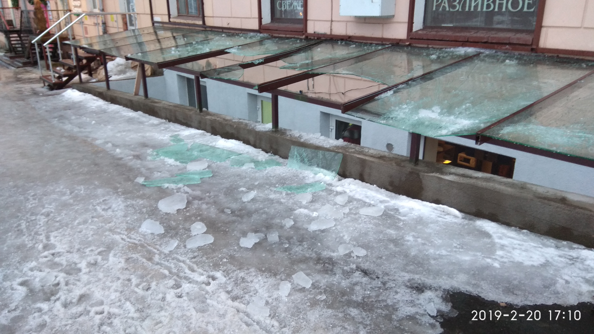 Осколки после схода льда с крыши в Петрозаводске
