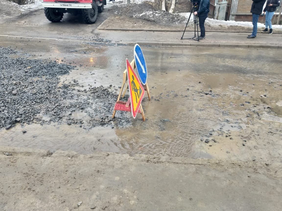 засыпали яму на дороге в Петрозаводске