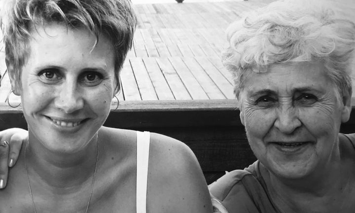 мать и дочь улыбаются. слева женщина средних лет, справа - ее мама, пожилая женщина