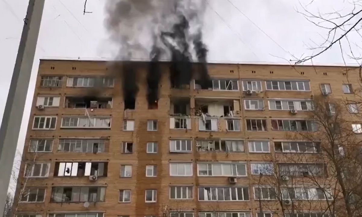 Мощный взрыв в девятиэтажке: один человек погиб, под завалами могут  находиться дети