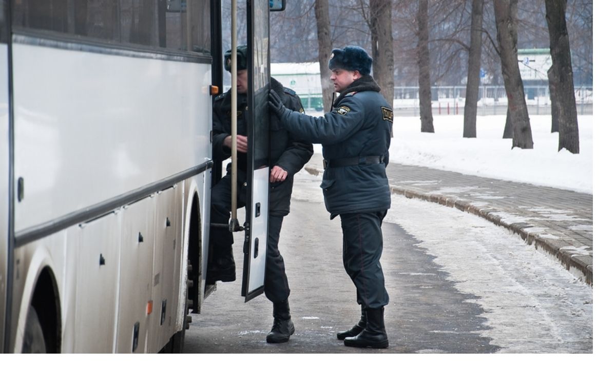 полицейские заходят в автобус зима
