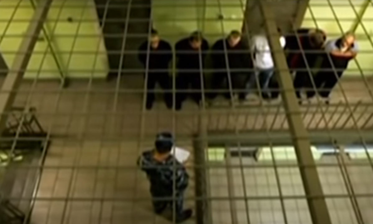 Заключенные на построении в тюрьме