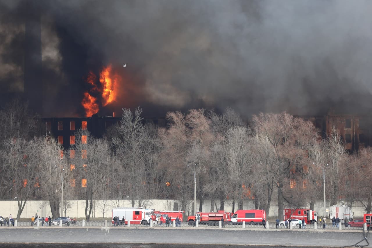 Где пожар в спб. Невская мануфактура пожар на фабрике в Петербурге. Невская мануфактура пожар. Горит Невская мануфактура сейчас. Невская мануфактура пожар Дата.