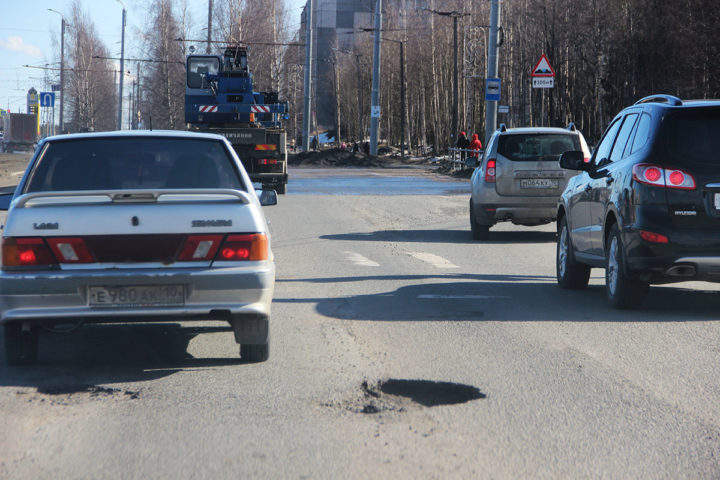 Яма на дороге