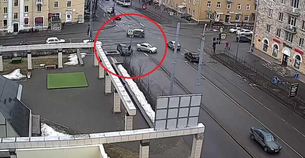 Машина вылетела на тротуар в Петрозаводске