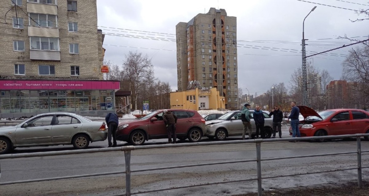 Пять машин столкнулись на ул Мерецкова в Петрозаводске