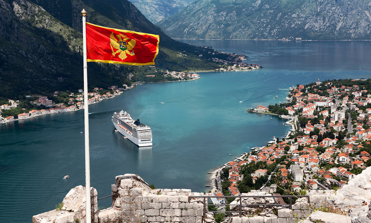 Флаг Черногории на фоне моря