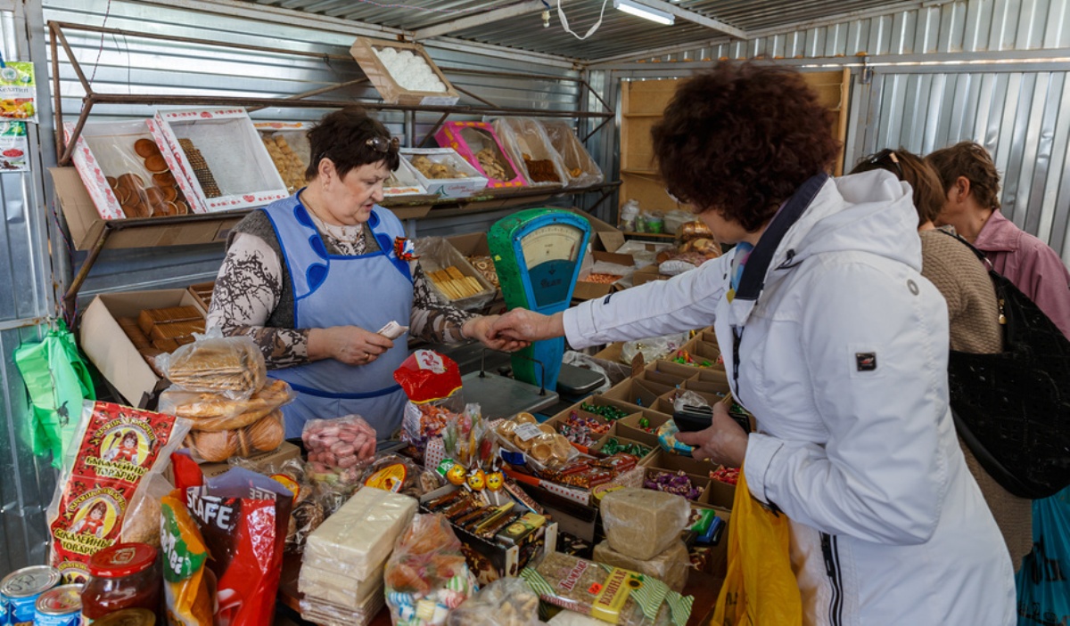 Женщина покупает сладости в магазине