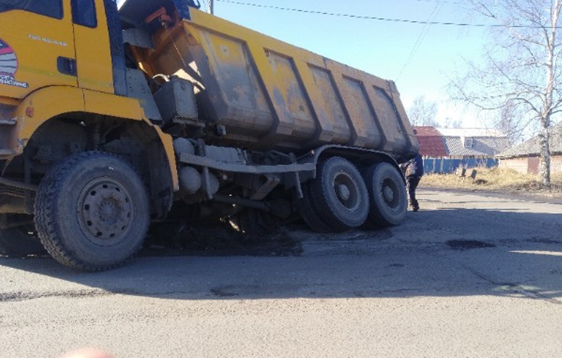 Самосвал провалился в яму в Петрозаводске