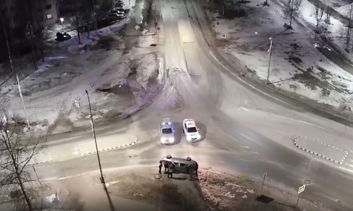 Автомобиль перевернулся на перекрестке в карельском городе