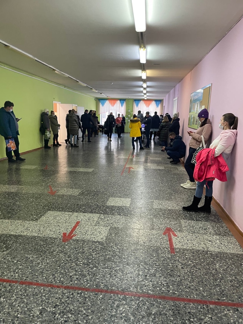 Родители в Петрозаводске стоят в очереди для записи детей в школу