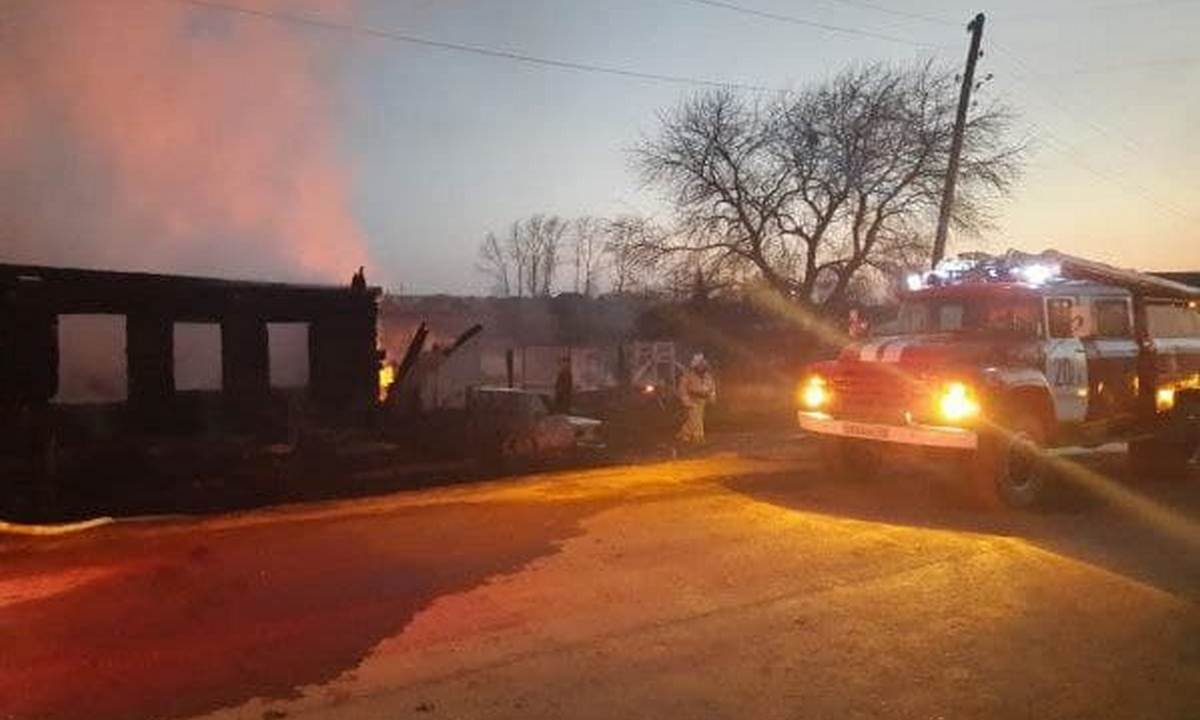 В карельском поселке загорелся деревянный жилой дом