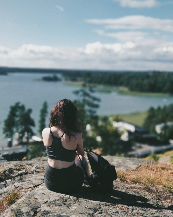 Девушка и финский пейзаж