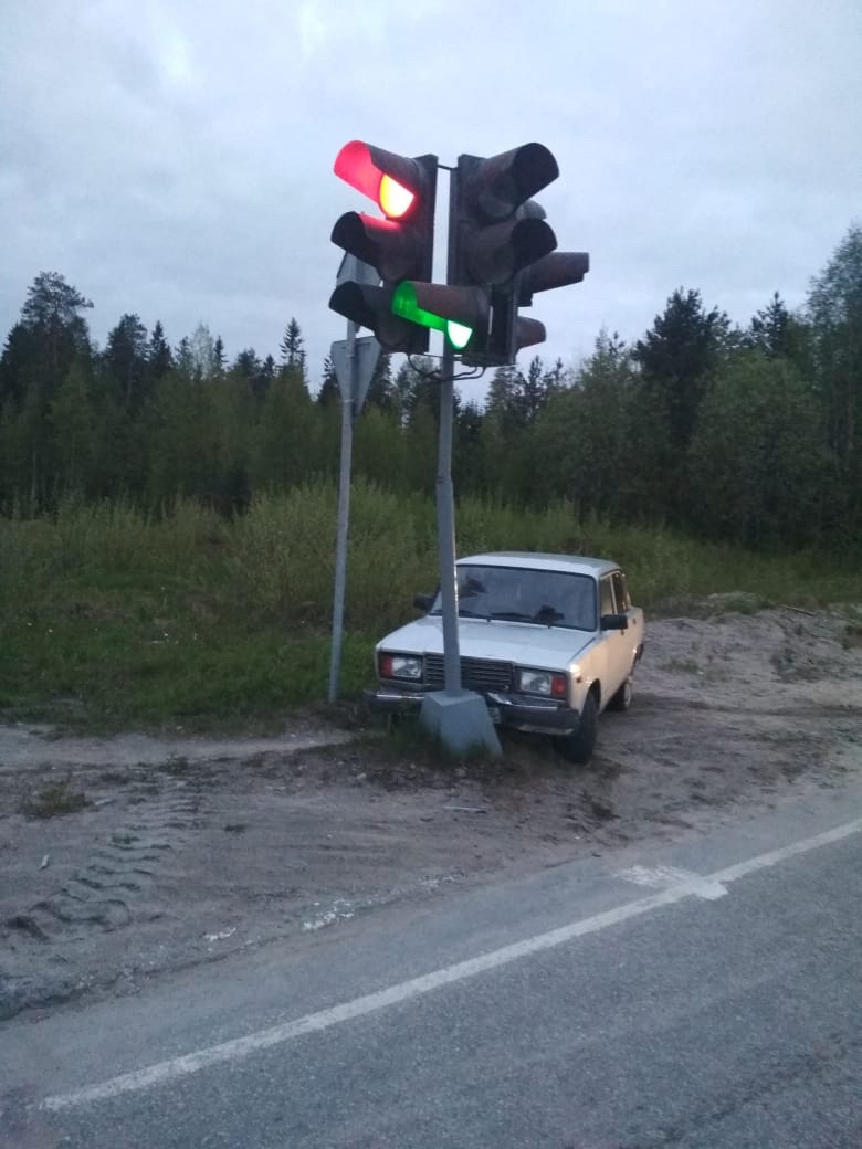 Пьяный водитель врезался в светофор в Карелии