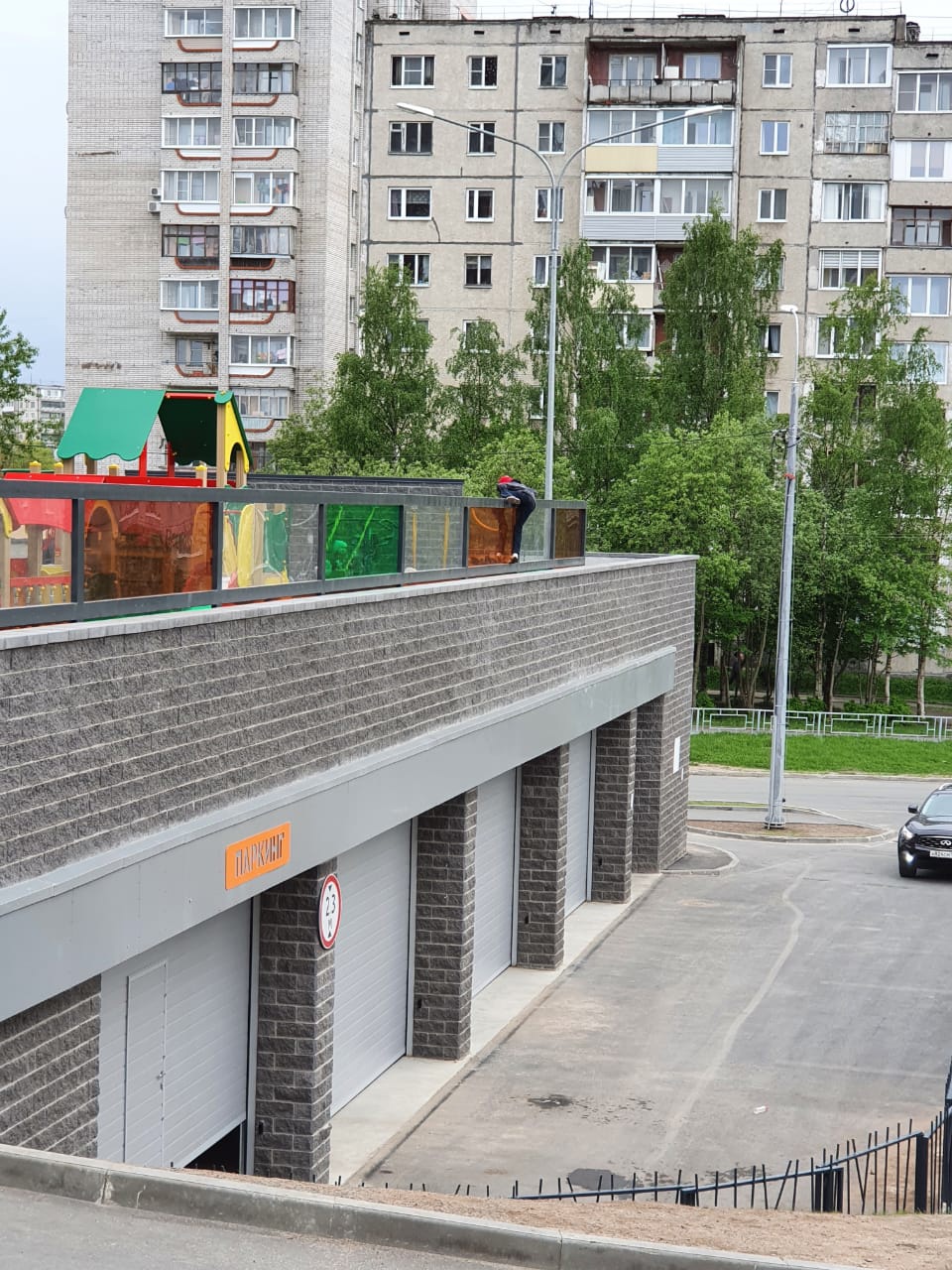 в Петрозаводске сделали детскую площадку на крыше.