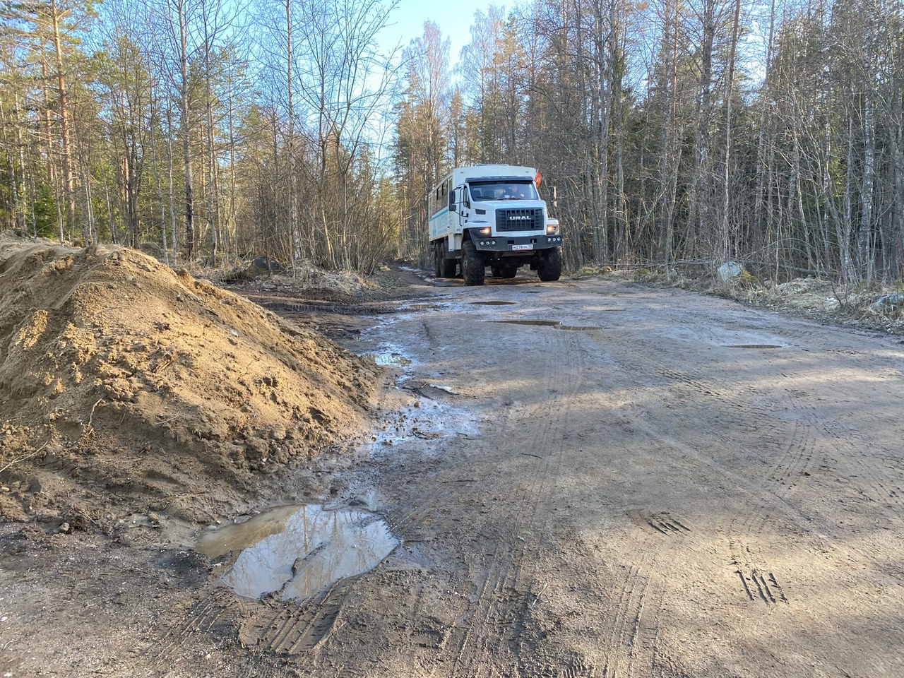 Благоустройство по-русски: дорога на популярные водопады Белые мосты в  ужасном состоянии перед началом туристического сезона