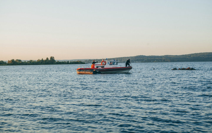 Лодка МЧС в озере 