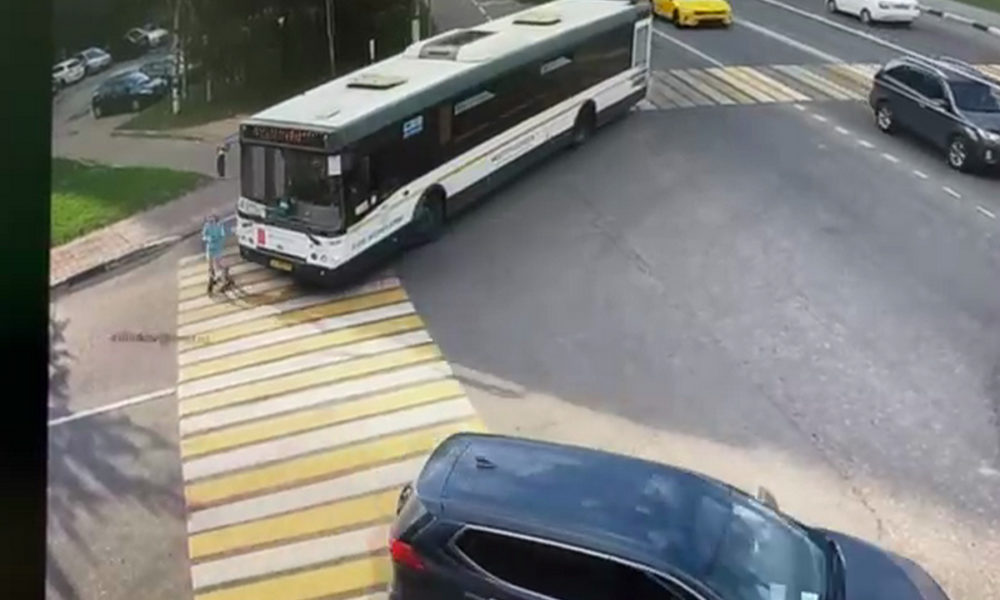 Автобус сбил пешехода. В Химках автобус сбил девочку на самокате. Девочку задавил автобус.