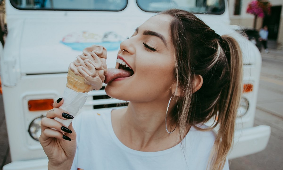 ест мороженое девушка