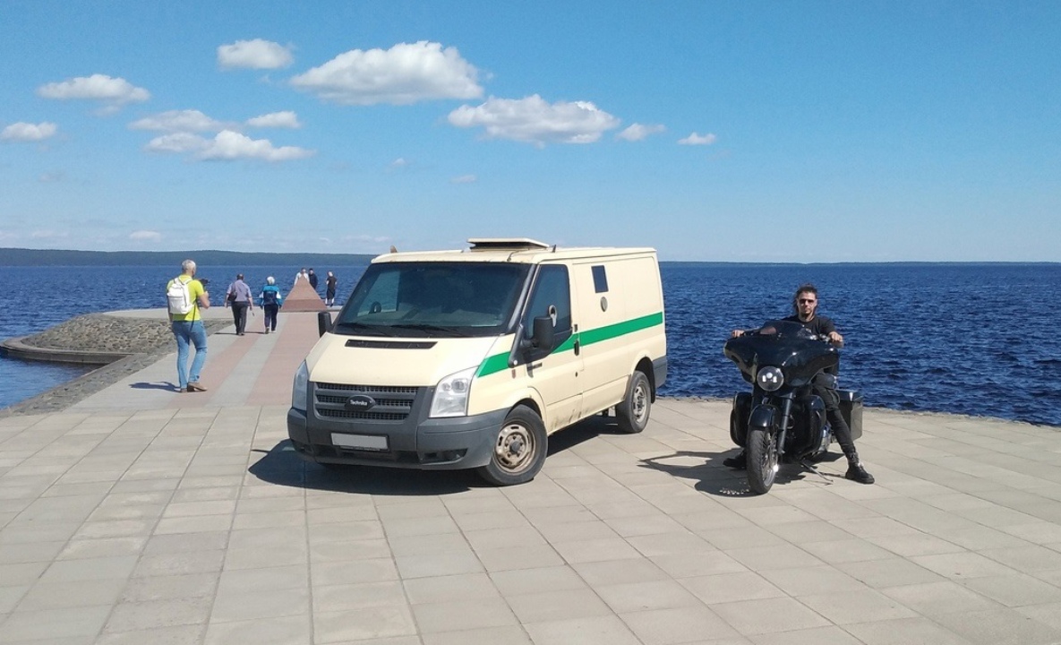 мотоциклист заехал на набережную